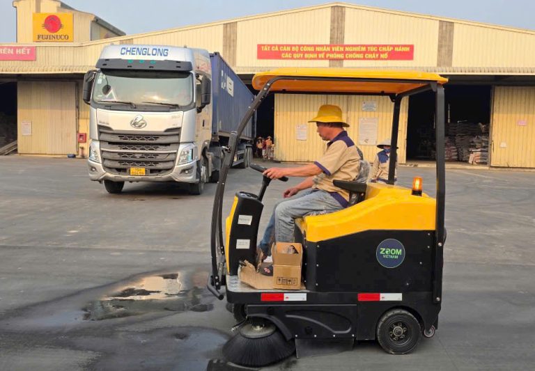 Xe quét mini Gemei S2A hoạt động trong nhà máy