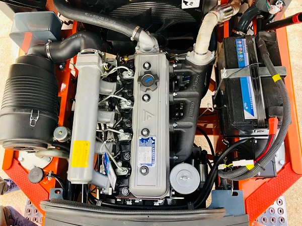 hinh anh cum dong co xinchai c490 gan tren xe nang